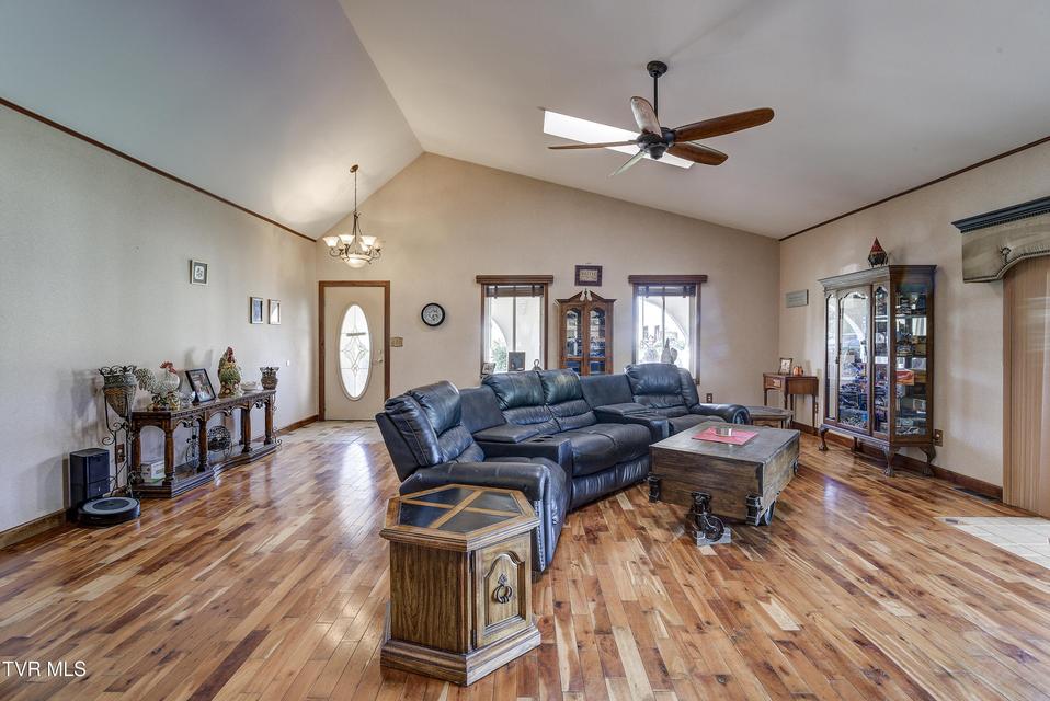 Photo #6: 8845 107 Cutoff 