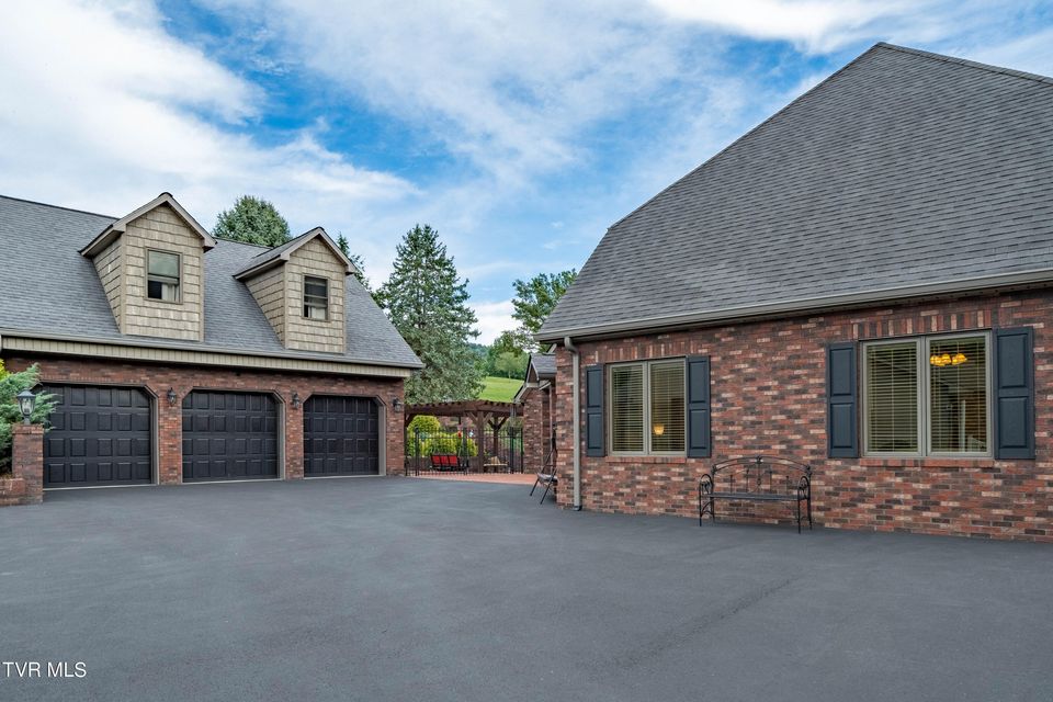 Photo #80: 194 Willow Brook Drive
