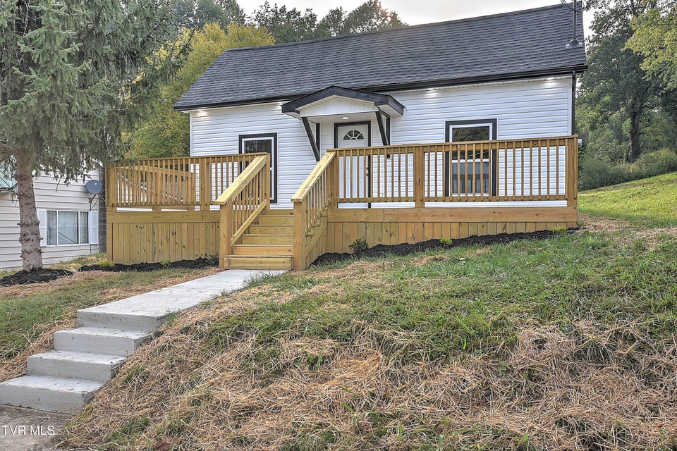 Photo #2: 723 Portsmouth Avenue