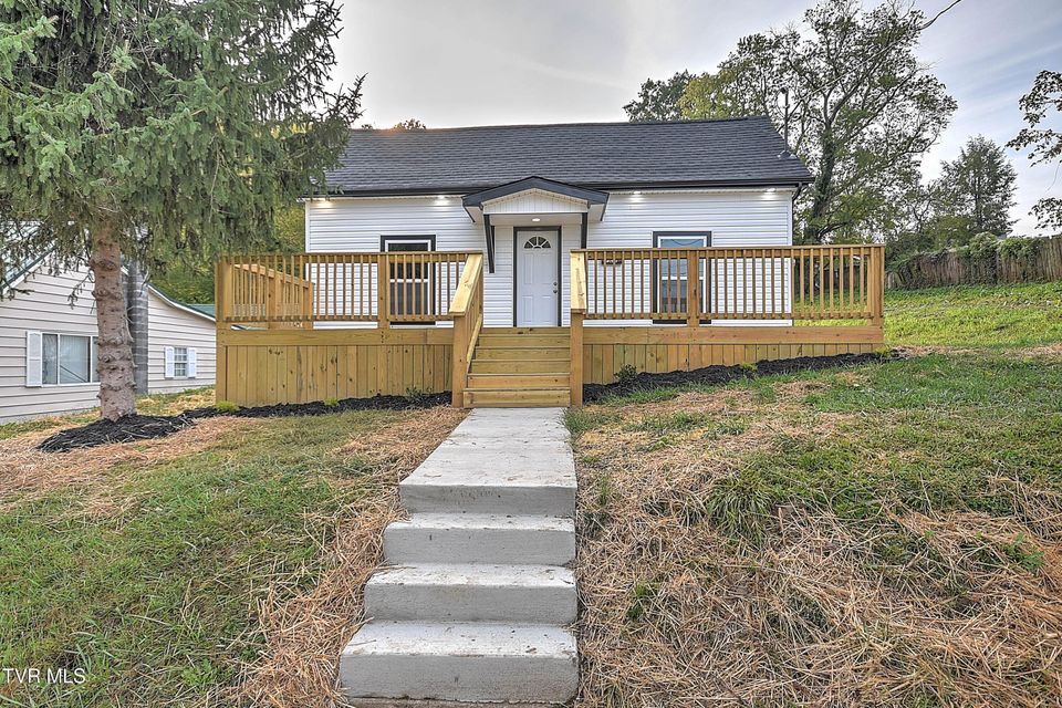 Photo #3: 723 Portsmouth Avenue