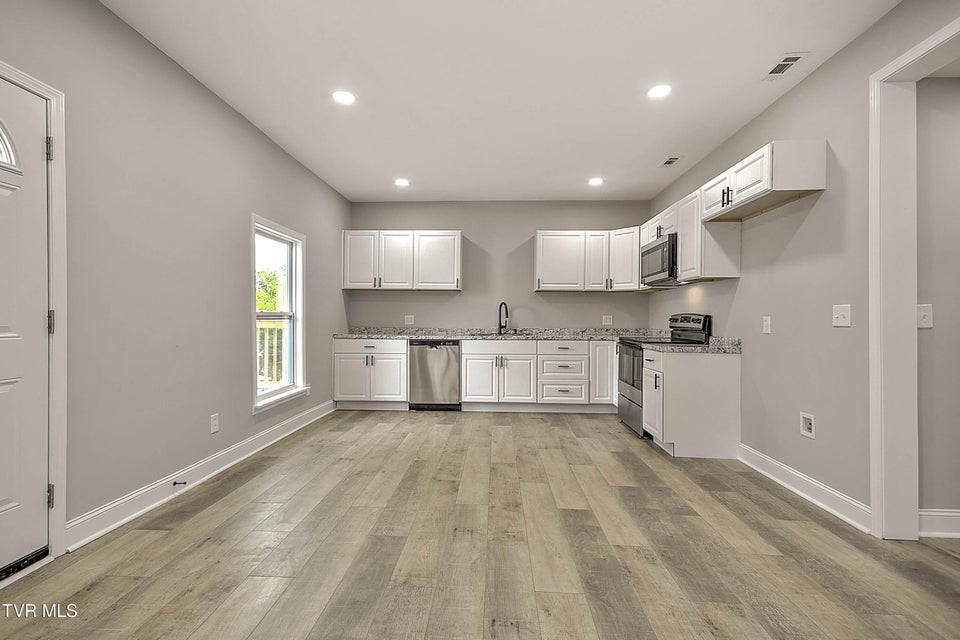 Photo #9: 723 Portsmouth Avenue