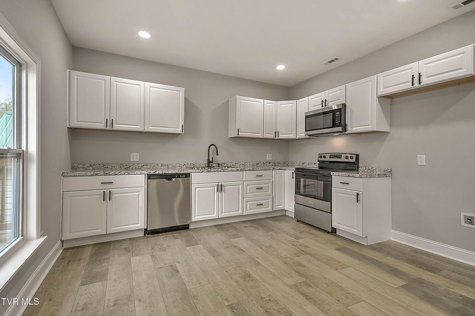 Photo #10: 723 Portsmouth Avenue