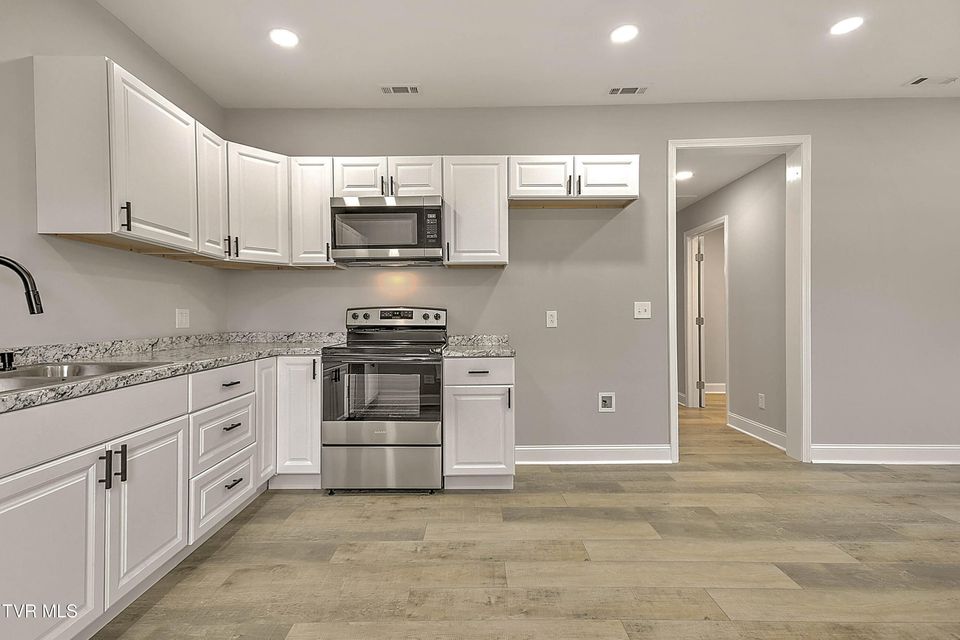 Photo #11: 723 Portsmouth Avenue