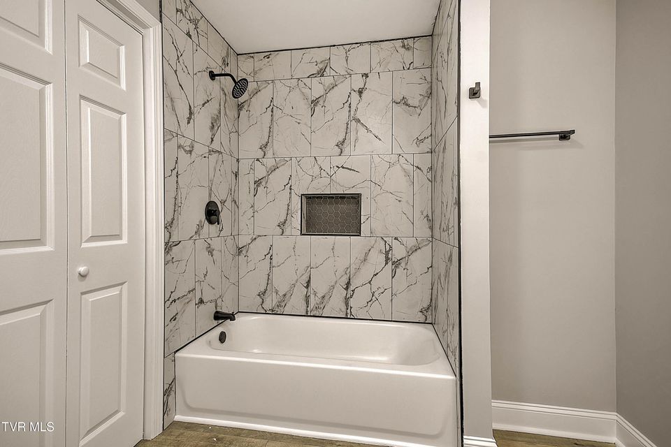Photo #18: 723 Portsmouth Avenue