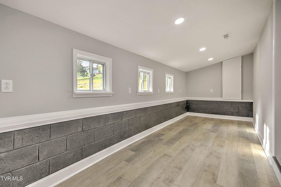 Photo #31: 723 Portsmouth Avenue