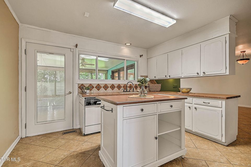 Photo #4: 513 Woodmere Drive