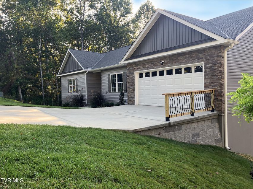 Photo #3: 129 Stratton Place