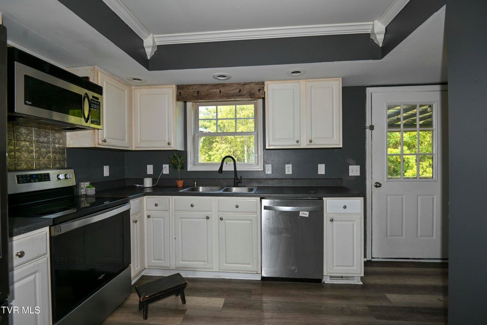 Photo #11: 684 Hallock Circle