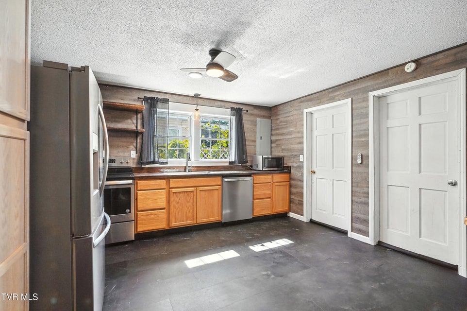 Photo #17: 621 Mcarthur Avenue Avenue