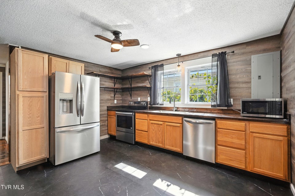 Photo #18: 621 Mcarthur Avenue Avenue