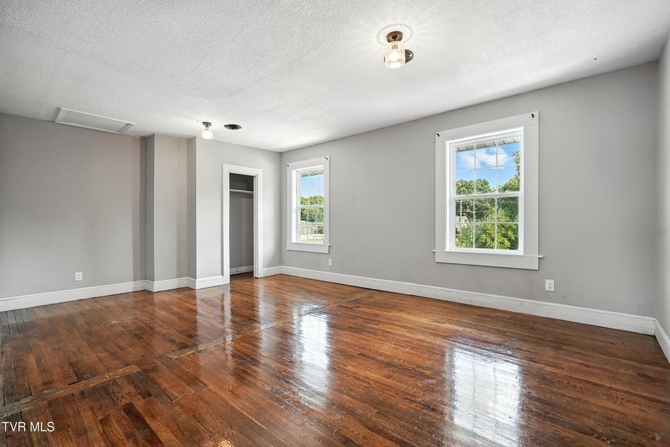 Photo #43: 621 Mcarthur Avenue Avenue