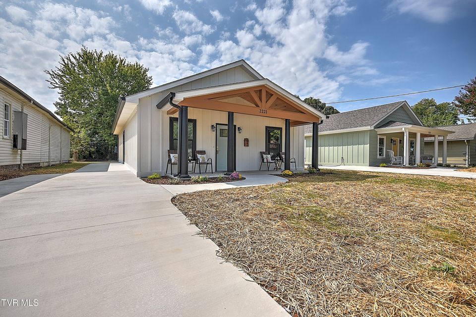 Photo #2: 2221 Ashwood Avenue