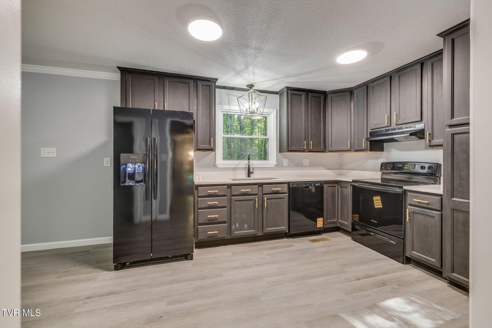 Photo #10: 124 Vip Road