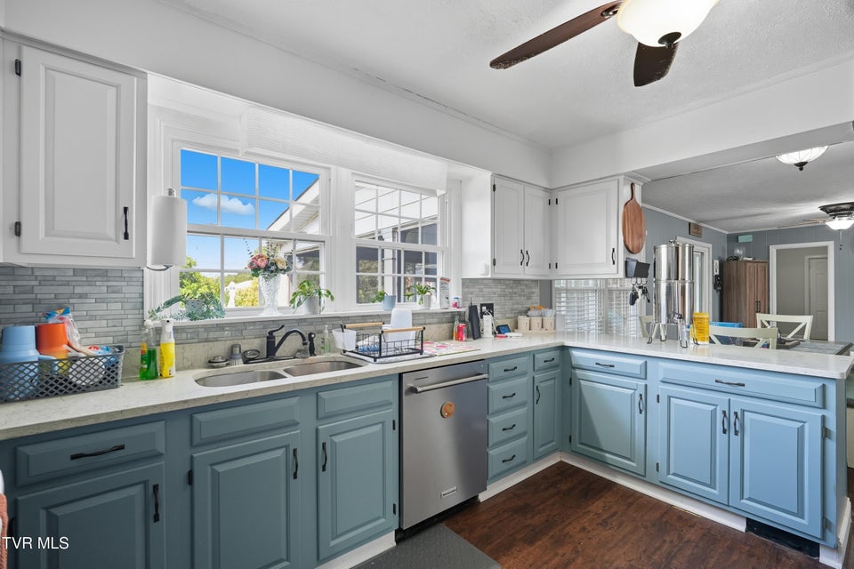 Photo #9: 405 Oakmont Drive