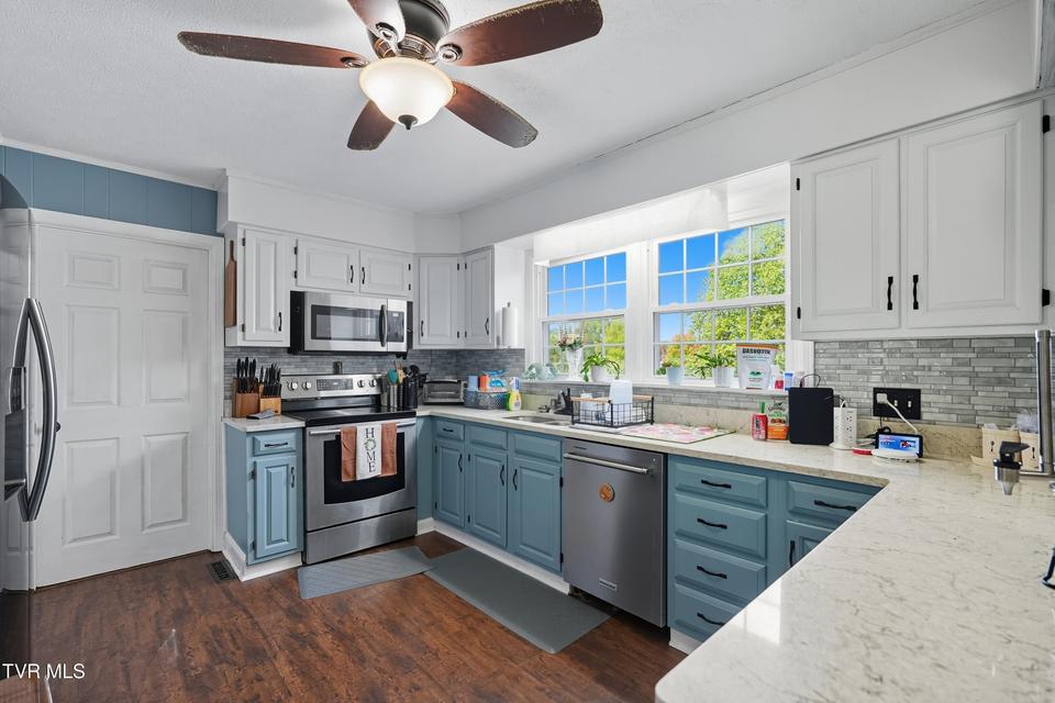 Photo #8: 405 Oakmont Drive