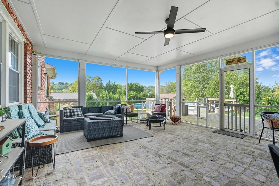 Photo #34: 405 Oakmont Drive