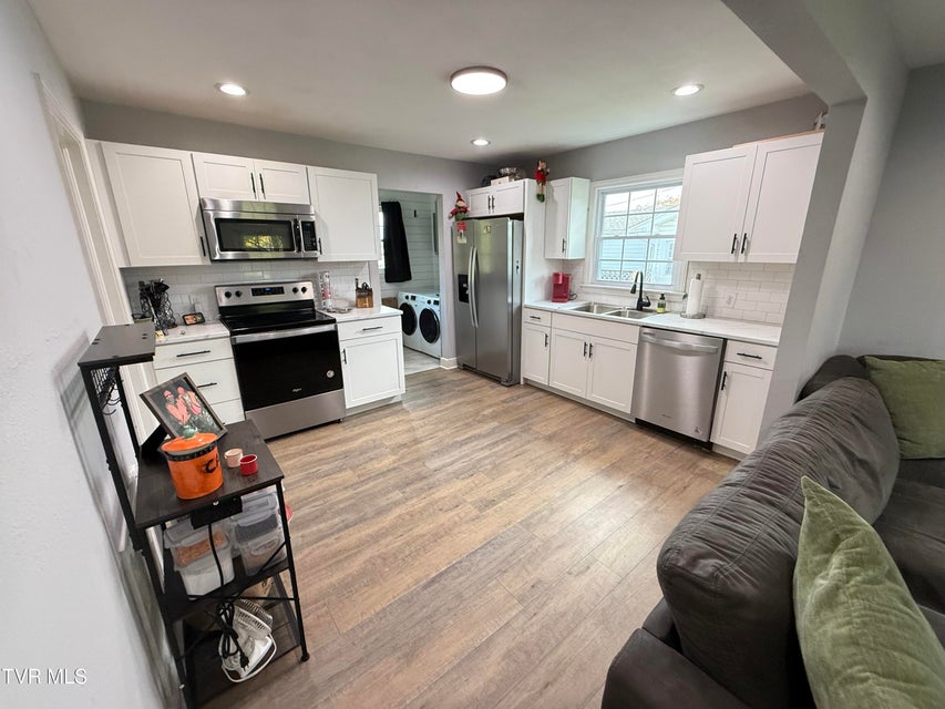Photo #6: 917 Walnut Avenue