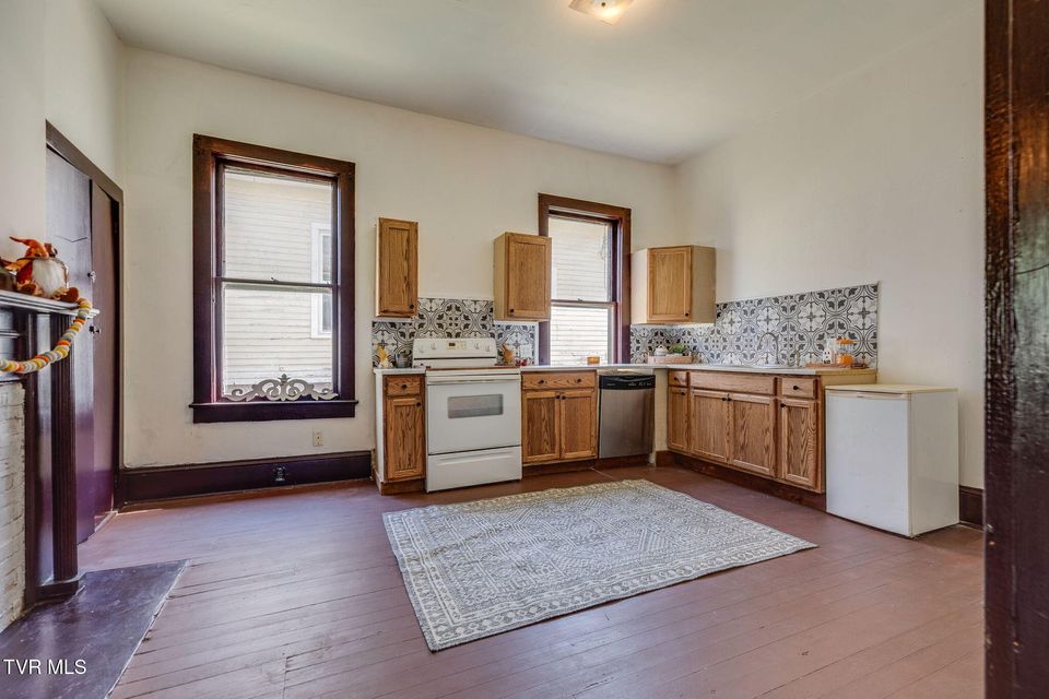 Photo #11: 216 Taylor Street