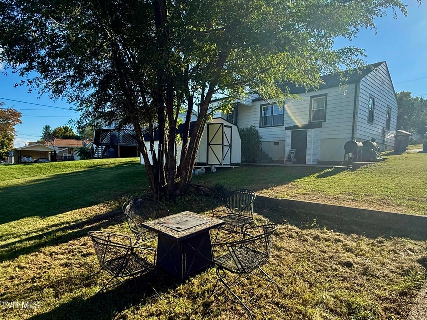 Photo #17: 917 Walnut Avenue