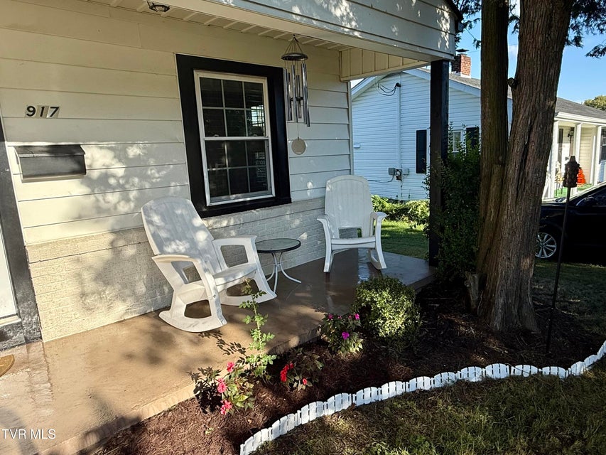Photo #3: 917 Walnut Avenue