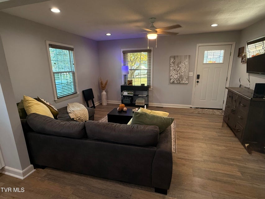 Photo #5: 917 Walnut Avenue