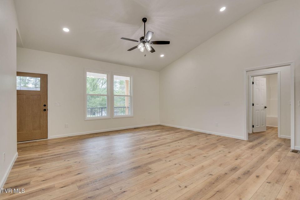 Photo #5: 905 Fairlane Drive