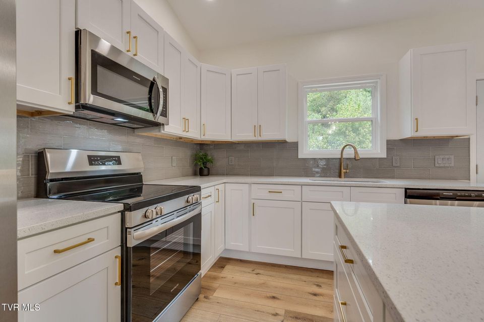Photo #11: 905 Fairlane Drive