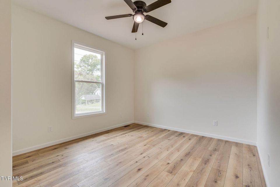 Photo #18: 905 Fairlane Drive