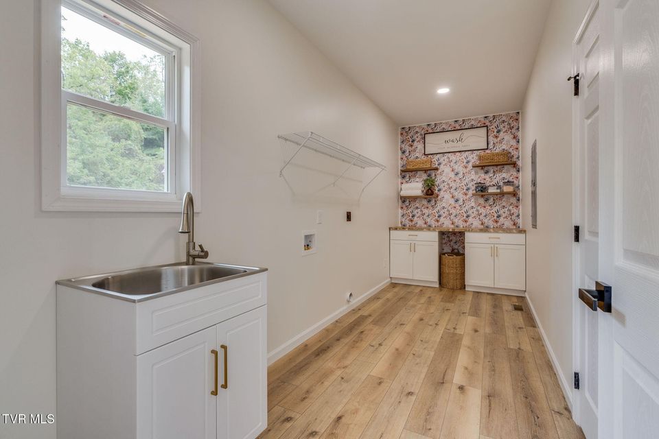 Photo #23: 905 Fairlane Drive