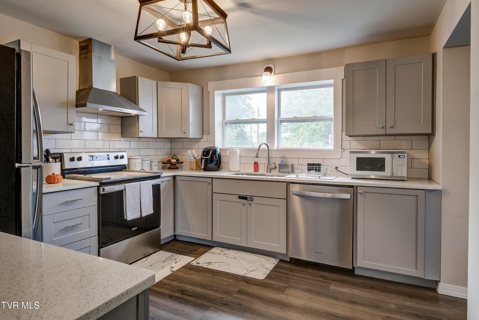 Photo #11: 809 Birch Street