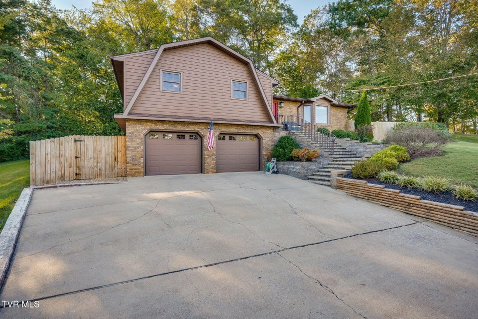 Photo #2: 136 Manchester Place