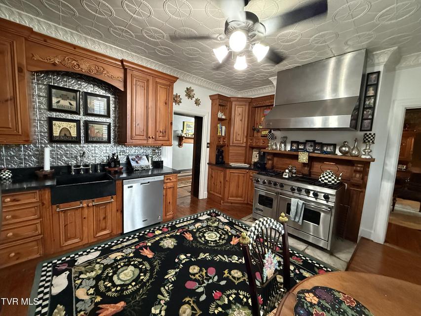Photo #41: 1906 G Street