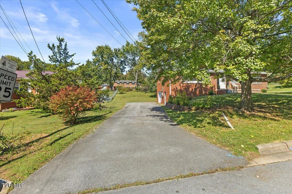 Photo #32: 300 Peach Blossom Court
