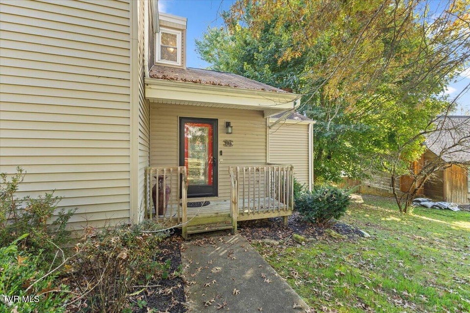 Photo #4: 906 Hanson Drive