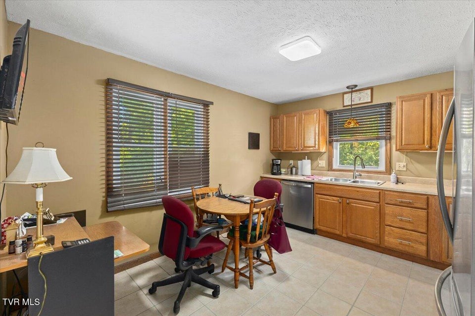 Photo #9: 906 Hanson Drive