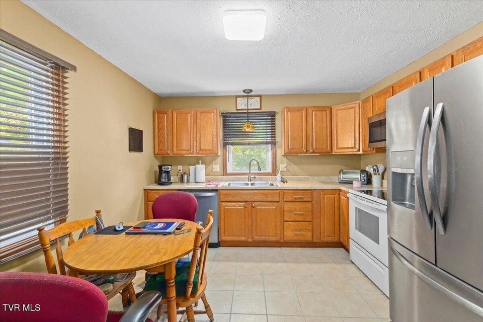 Photo #10: 906 Hanson Drive