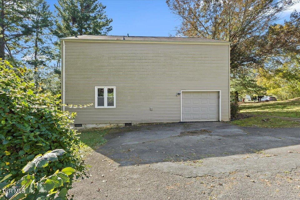 Photo #26: 906 Hanson Drive