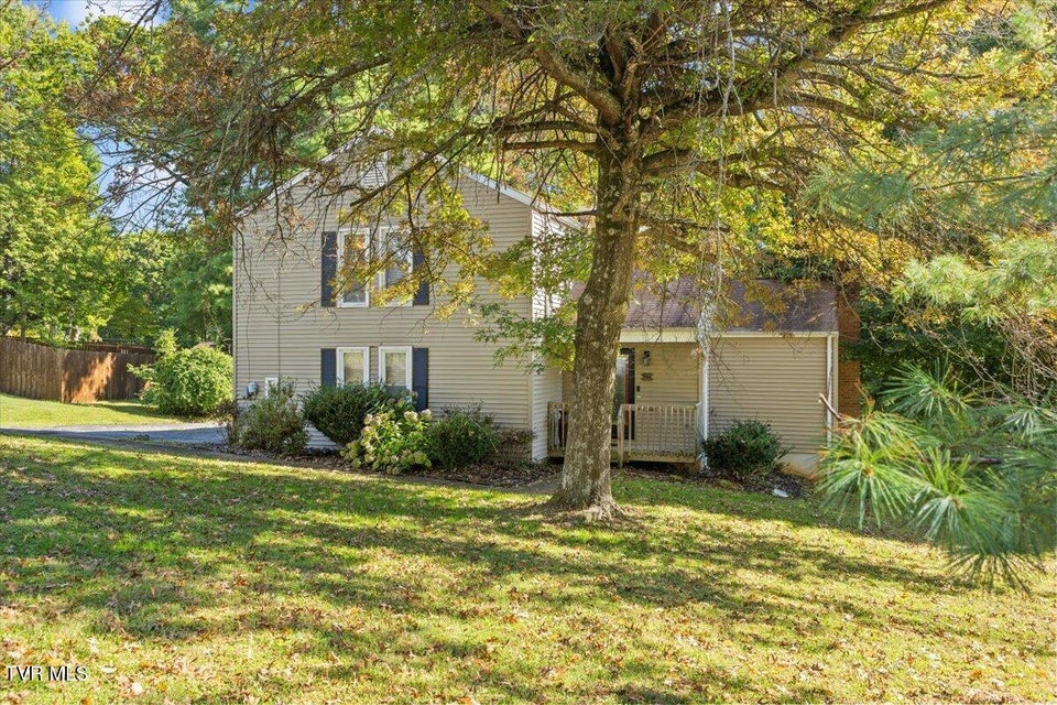 Photo #32: 906 Hanson Drive