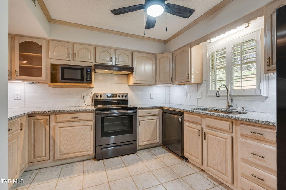 Photo #8: 404 Phoenix Court