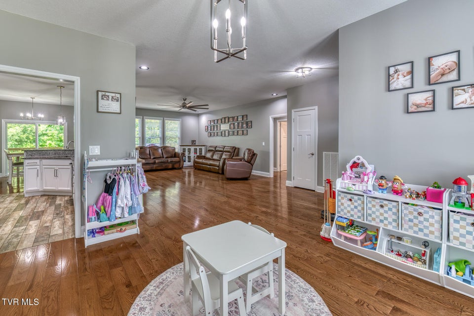 Photo #8: 237 Oak View Circle