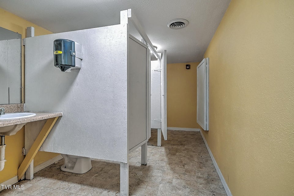 Photo #36: 10376 Wallace Alley Street