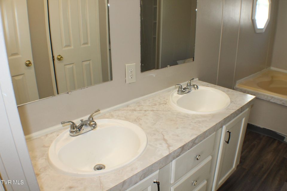 Photo #31: 2133 Stadium Drive