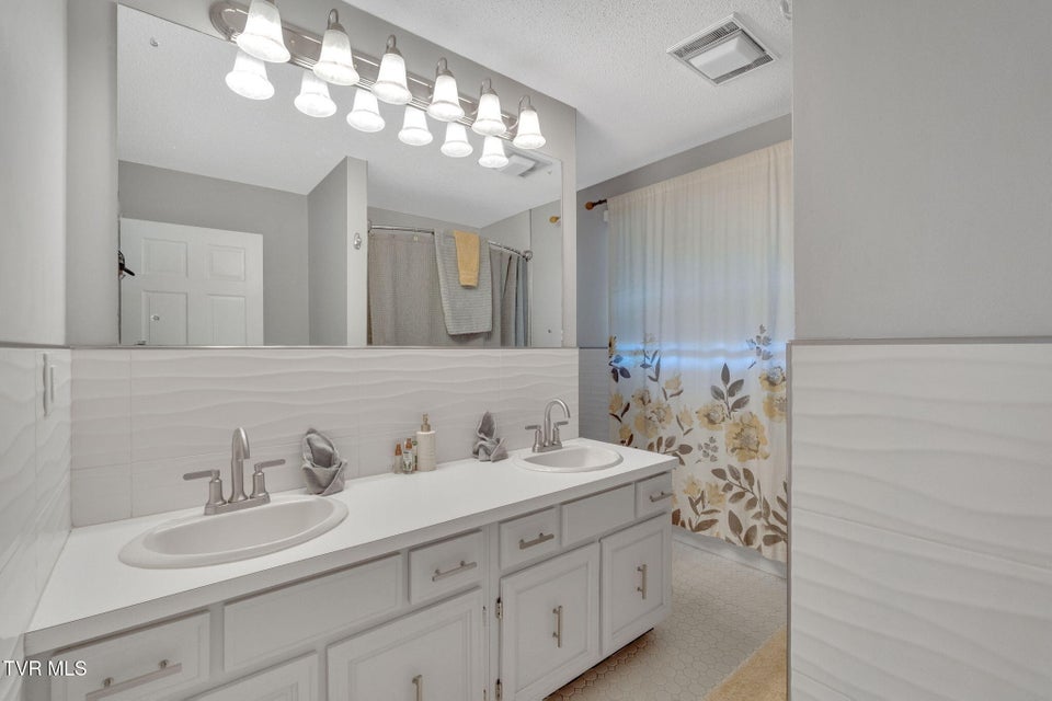 Photo #35: 1080 Hidden Valley Road