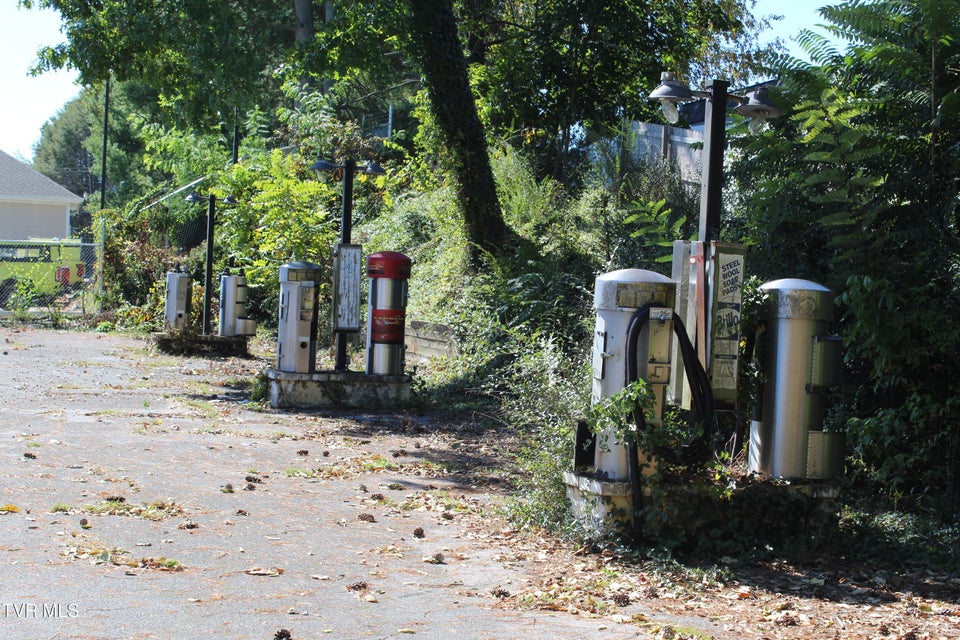 Photo #4: 1708 Volunteer Parkway