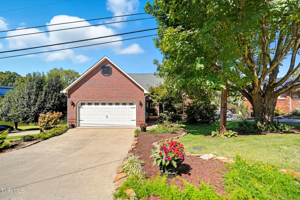 Photo #2: 290 Lakeview Drive