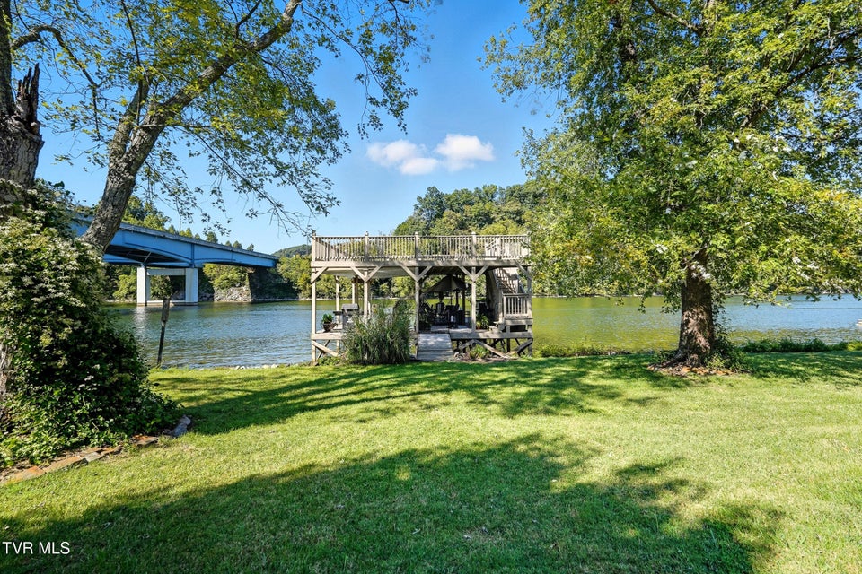 Photo #7: 290 Lakeview Drive