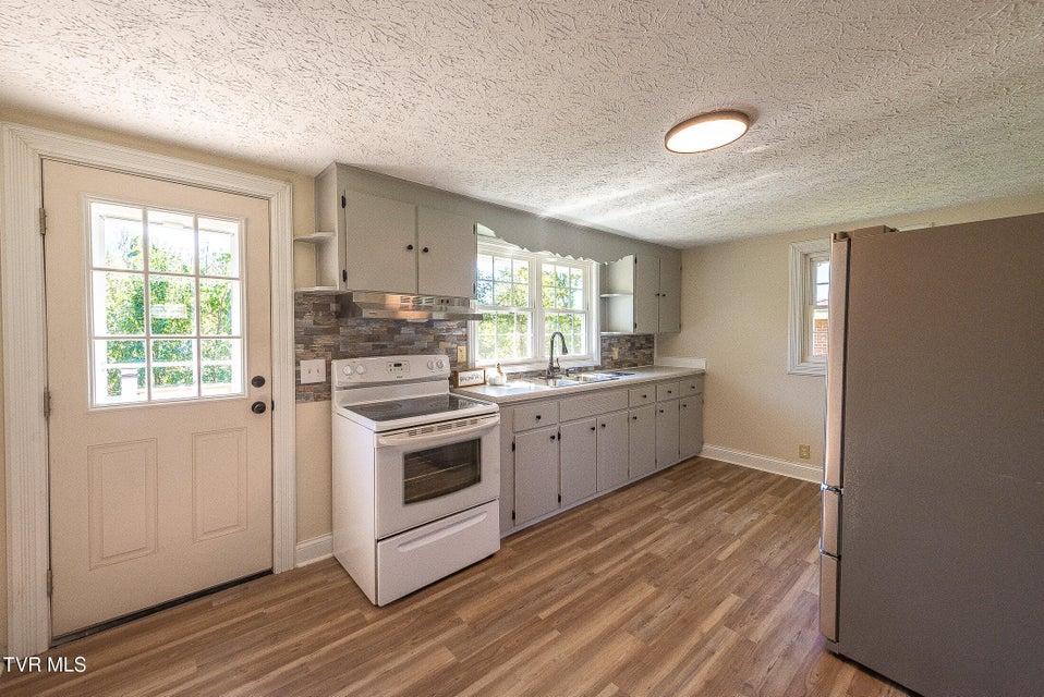 Photo #8: 244 Chapel Street