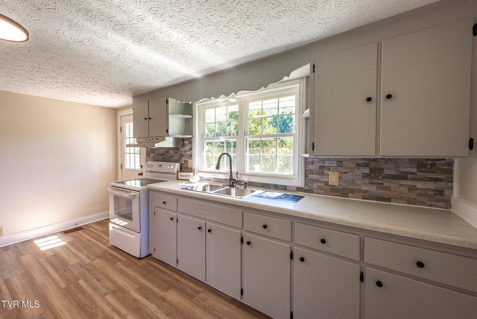 Photo #7: 244 Chapel Street