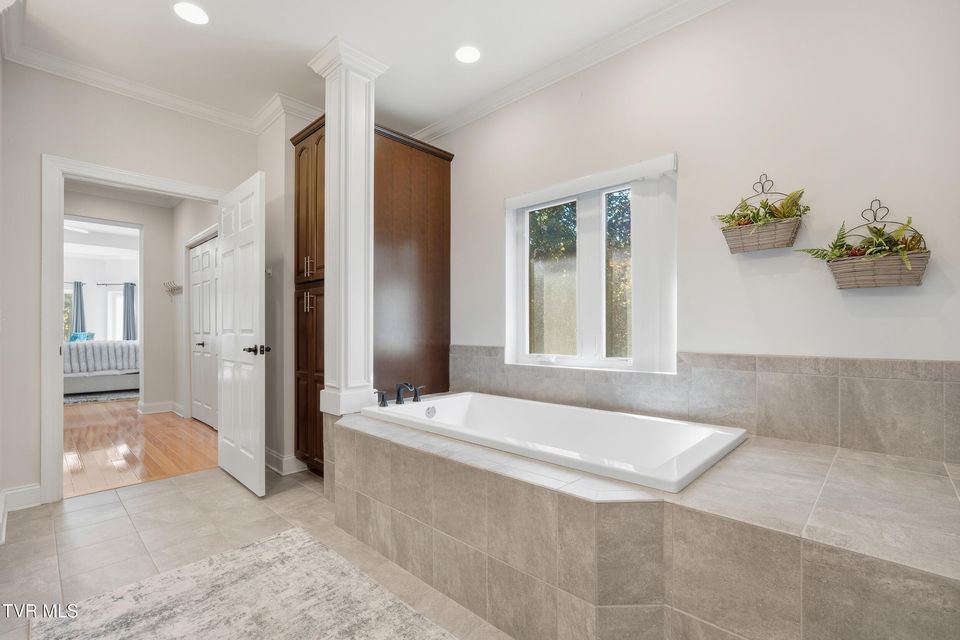 Photo #31: 534 Buckingham Road