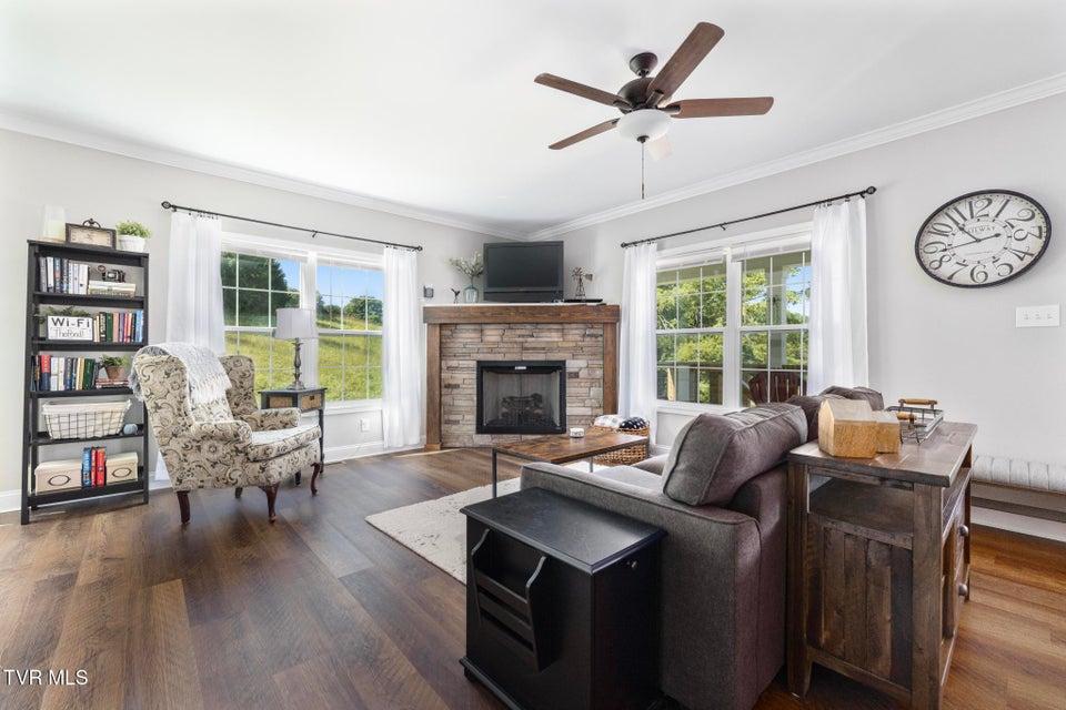 Photo #11: 306 Silver Oak Trail